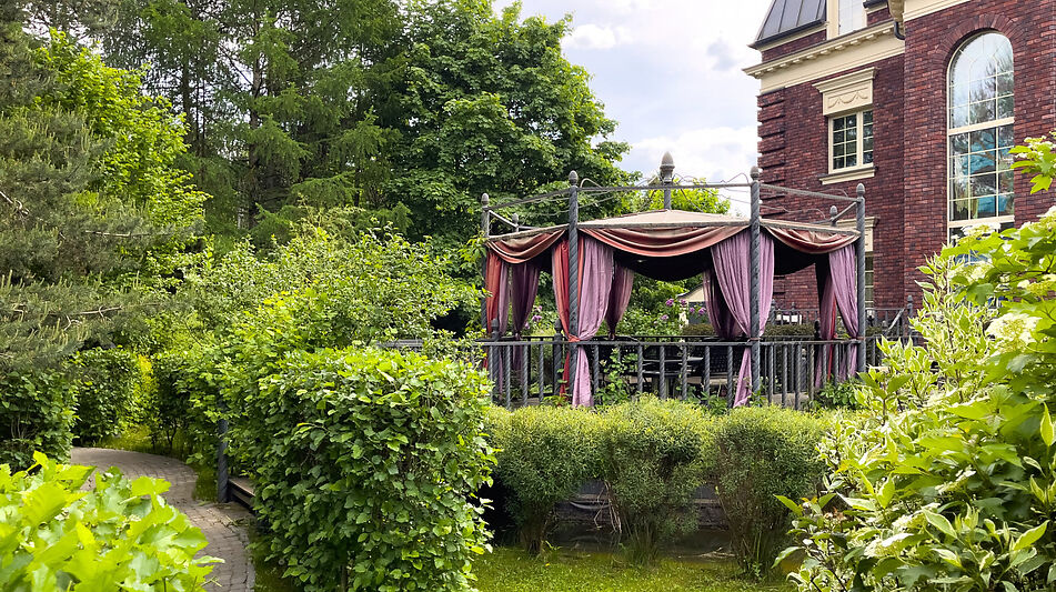 Дом с парком в Поздняково