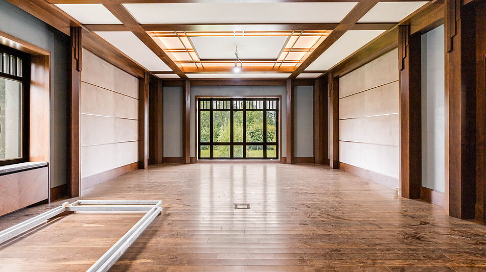 Дом у озера в поселке Монолит