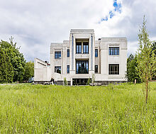 Дом у озера в поселке Монолит