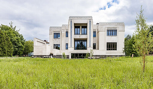 Дом у озера в поселке Монолит