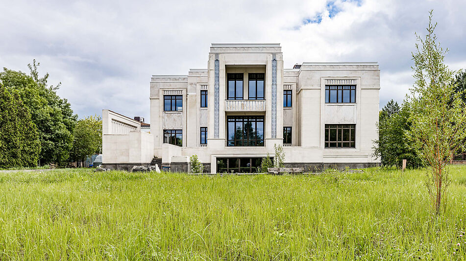 Дом у озера в поселке Монолит