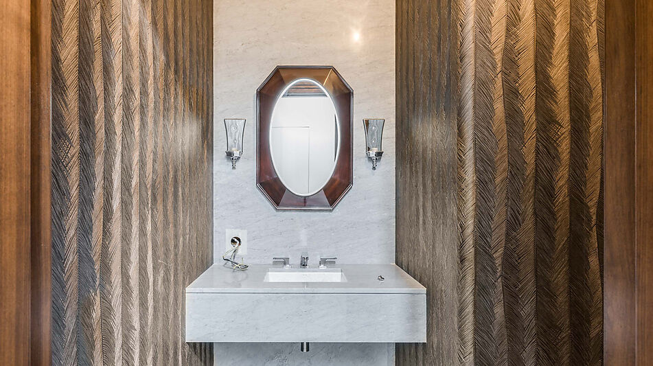 Дом у озера в поселке Монолит