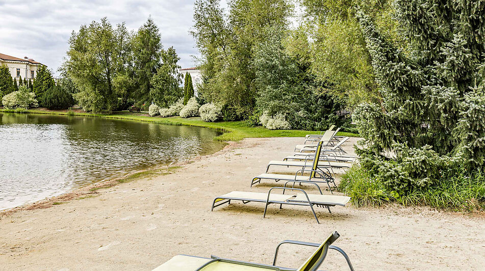 Дом у озера в поселке Монолит