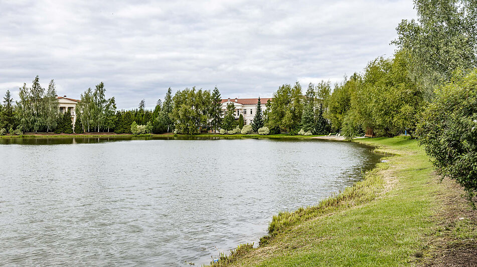 Дом у озера в поселке Монолит