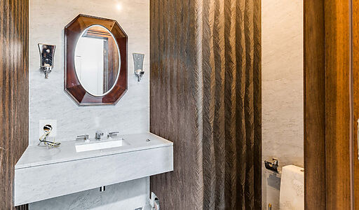 Дом у озера в поселке Монолит