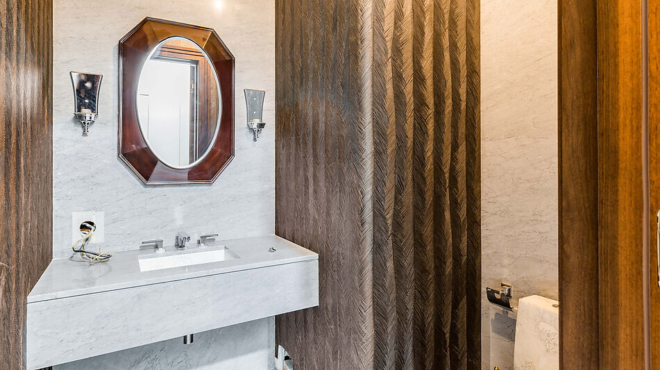 Дом у озера в поселке Монолит