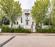 Дом у озера в поселке Монолит