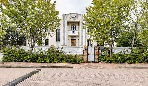 Дом у озера в поселке Монолит