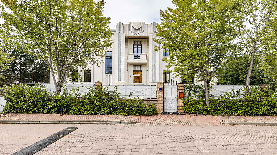 Дом у озера в поселке Монолит