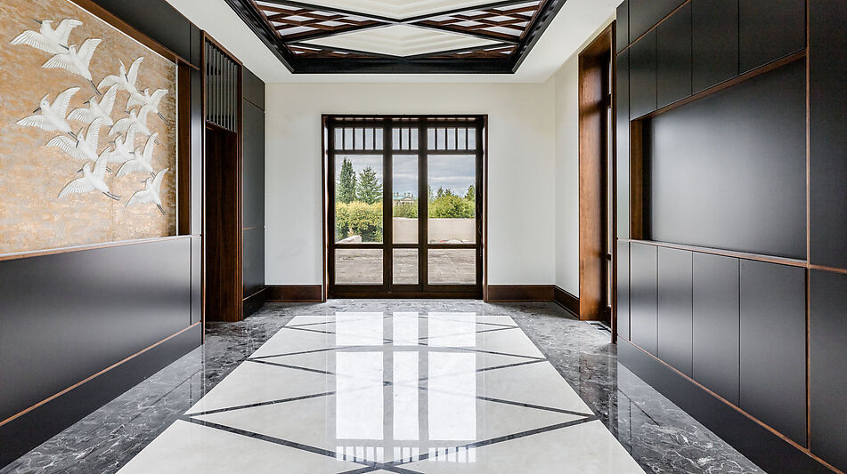 Дом у озера в поселке Монолит