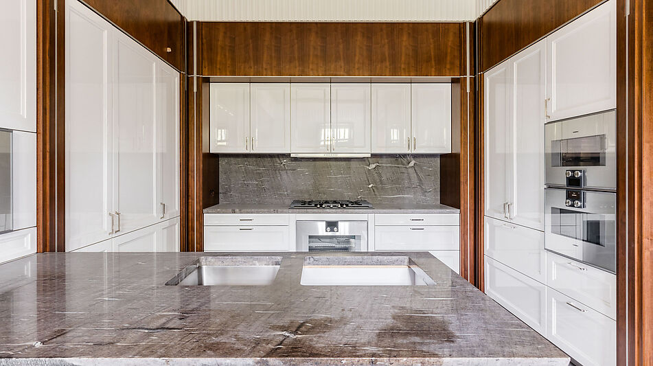 Дом у озера в поселке Монолит