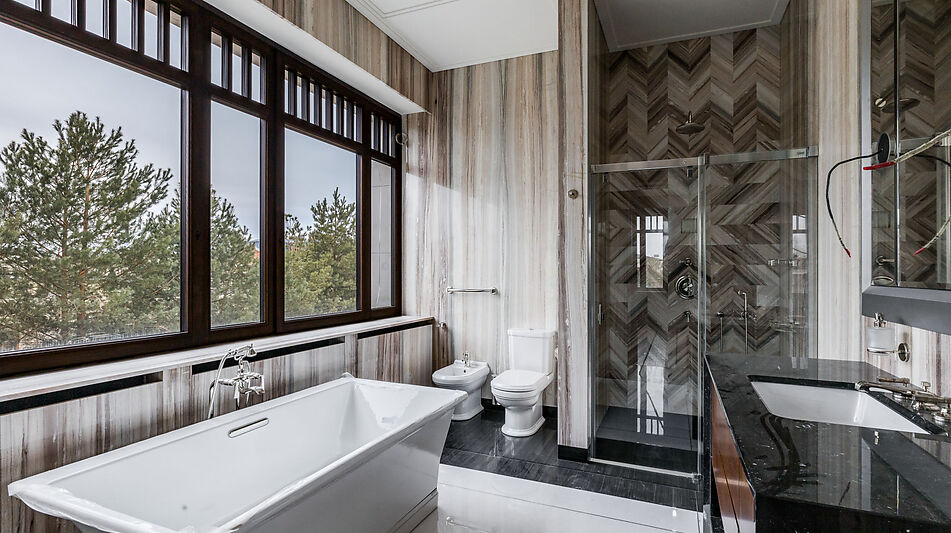 Дом у озера в поселке Монолит