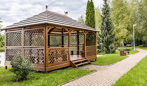 Дом у озера в поселке Монолит