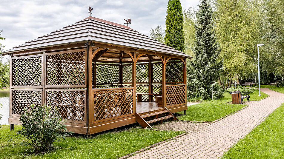 Дом у озера в поселке Монолит