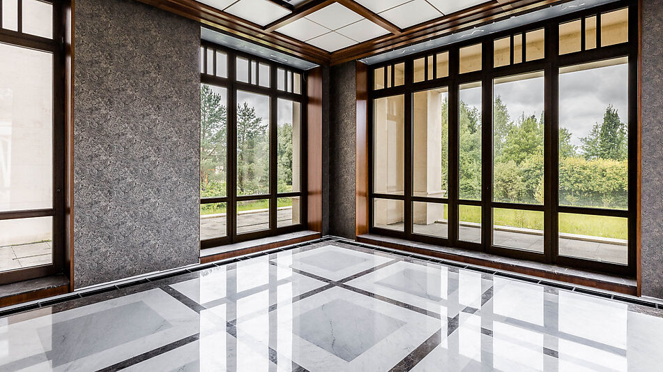 Дом у озера в поселке Монолит