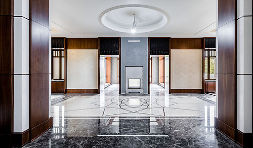 Дом у озера в поселке Монолит