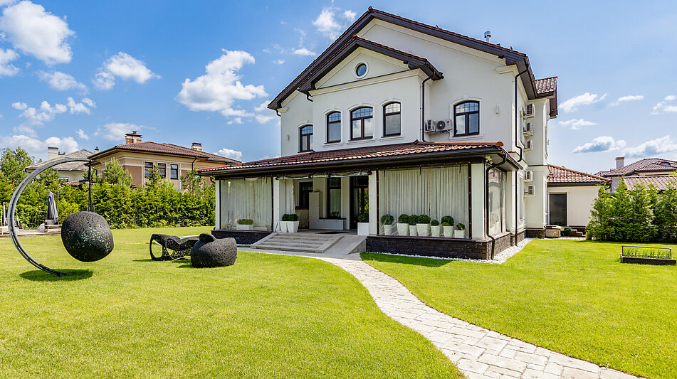 Стильный дом в КП Монтевиль