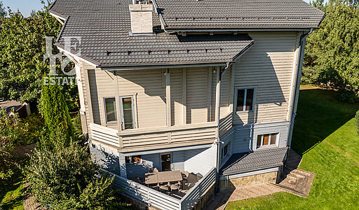 Дом с бассейном в Новогорске