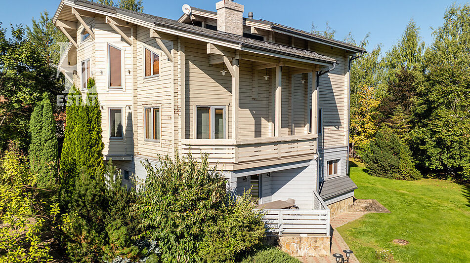 Дом с бассейном в Новогорске