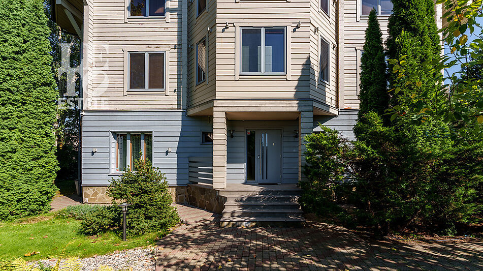 Дом с бассейном в Новогорске