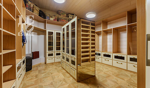 Дом с бассейном в Новогорске