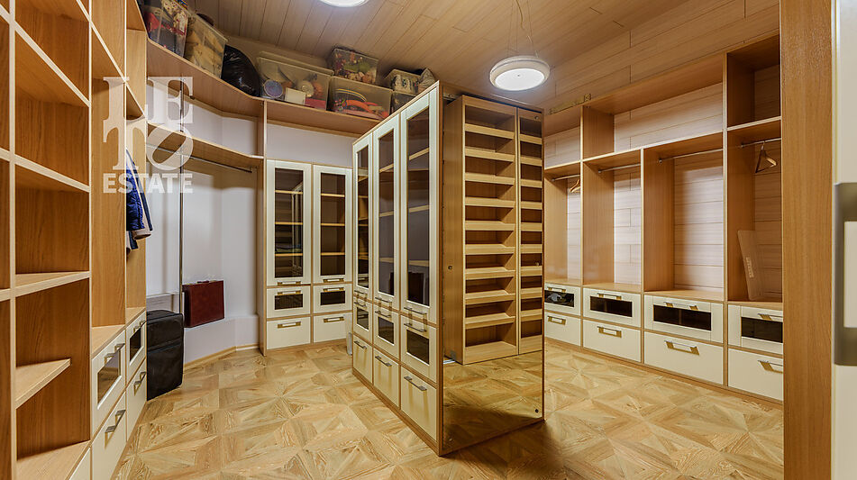 Дом с бассейном в Новогорске