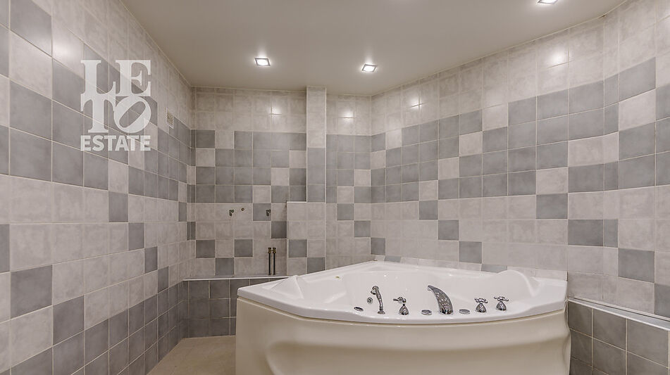 Дом с бассейном в Новогорске