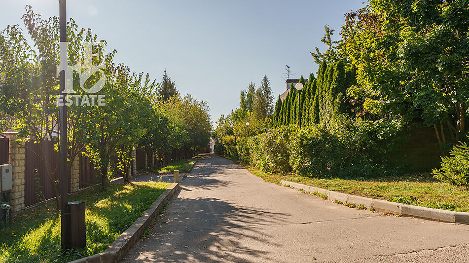Дом с бассейном в Новогорске