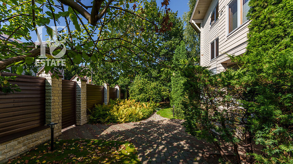 Дом с бассейном в Новогорске