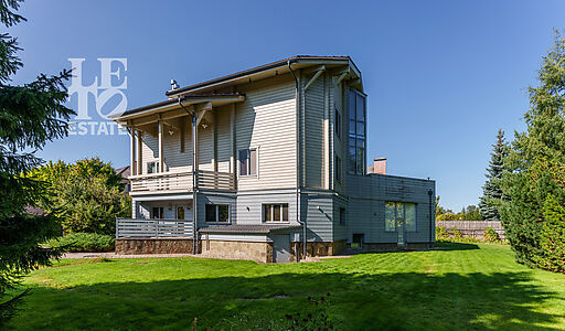 Дом с бассейном в Новогорске