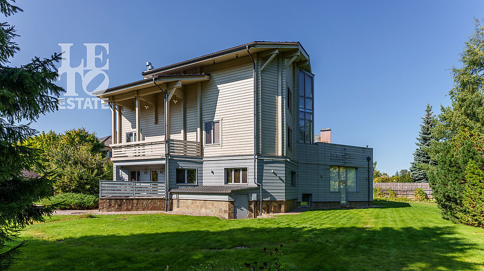 Дом с бассейном в Новогорске