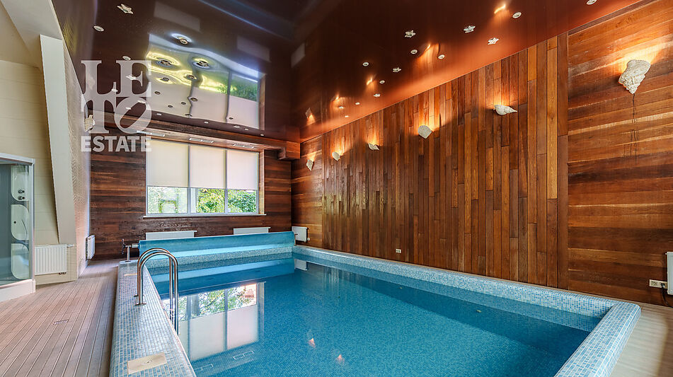 Дом с бассейном в Новогорске