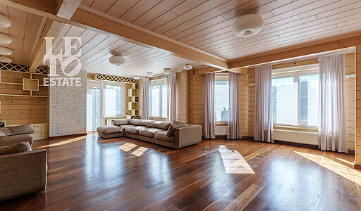 Дом с бассейном в Новогорске