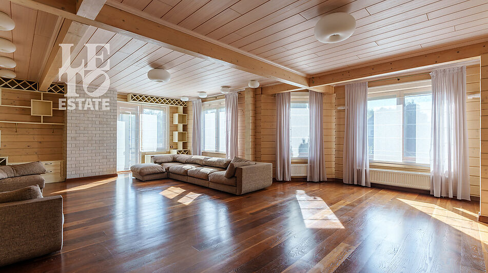 Дом с бассейном в Новогорске