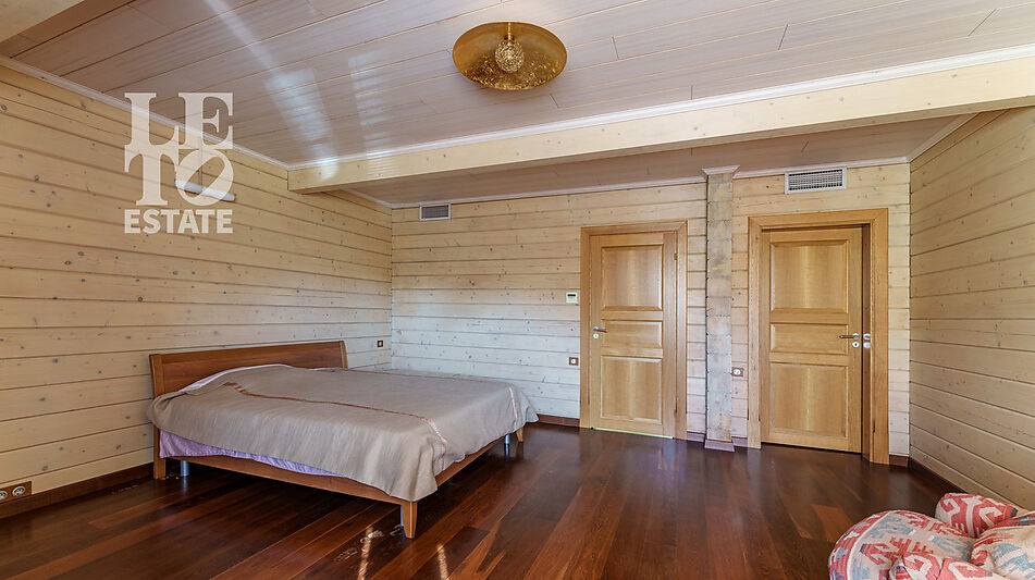 Дом с бассейном в Новогорске