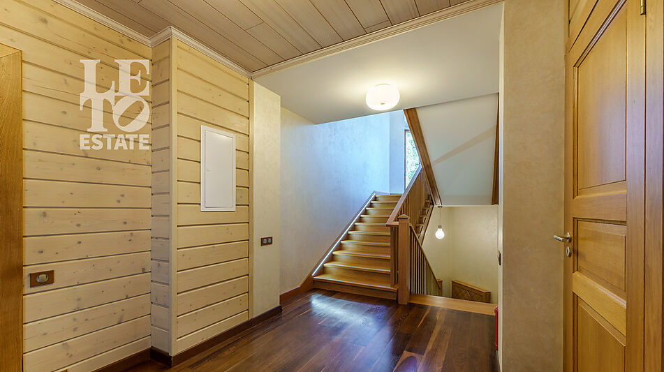 Дом с бассейном в Новогорске