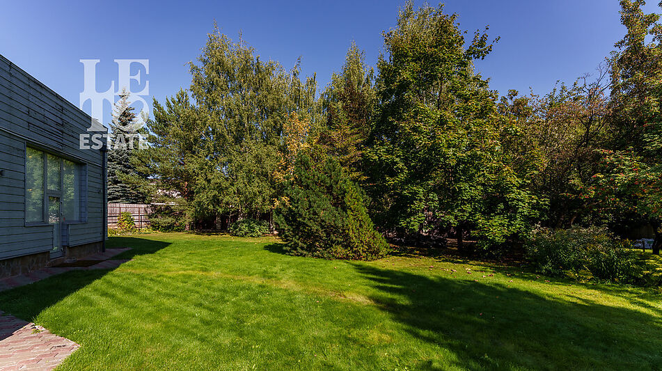 Дом с бассейном в Новогорске