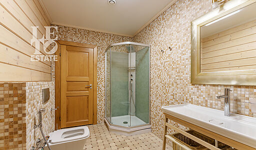 Дом с бассейном в Новогорске