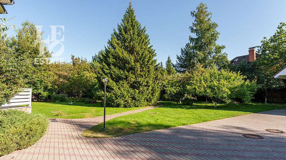 Дом с бассейном в Новогорске