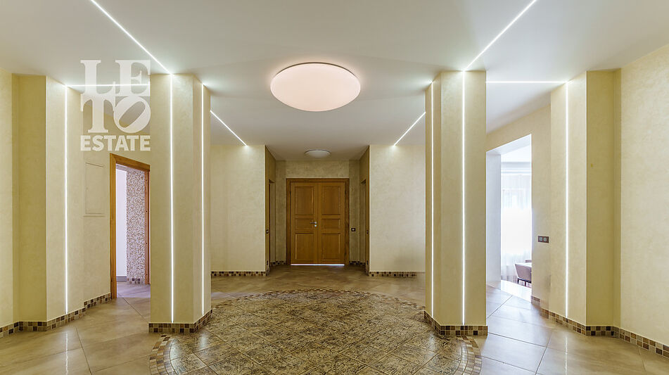 Дом с бассейном в Новогорске