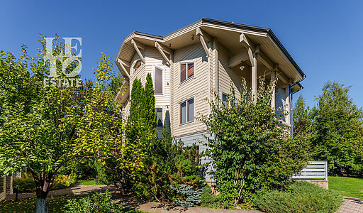 Дом с бассейном в Новогорске