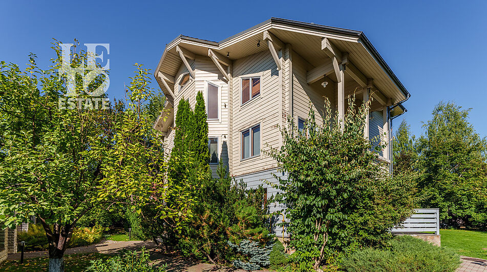 Дом с бассейном в Новогорске