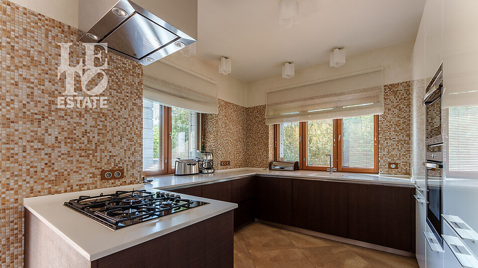 Дом с бассейном в Новогорске