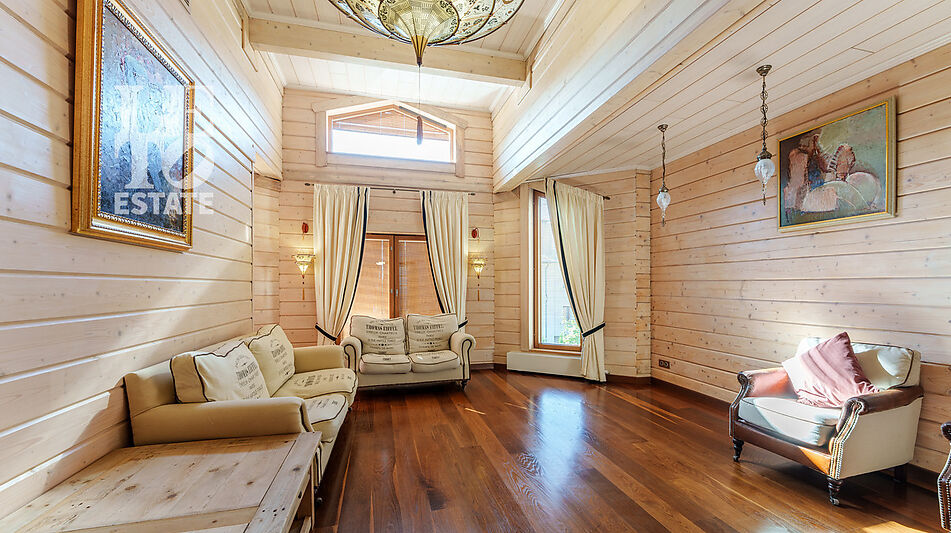 Дом с бассейном в Новогорске