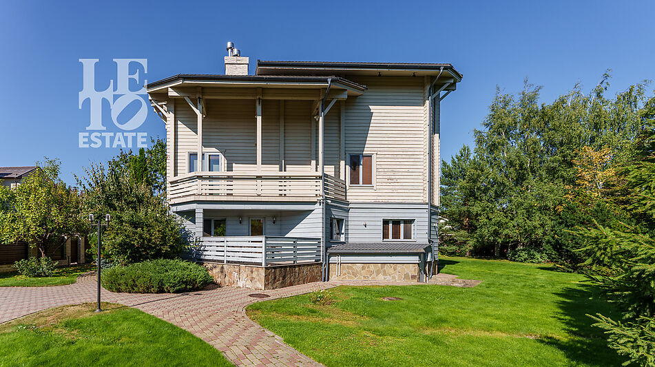 Дом с бассейном в Новогорске