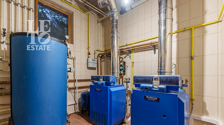 Дом с бассейном в Новогорске