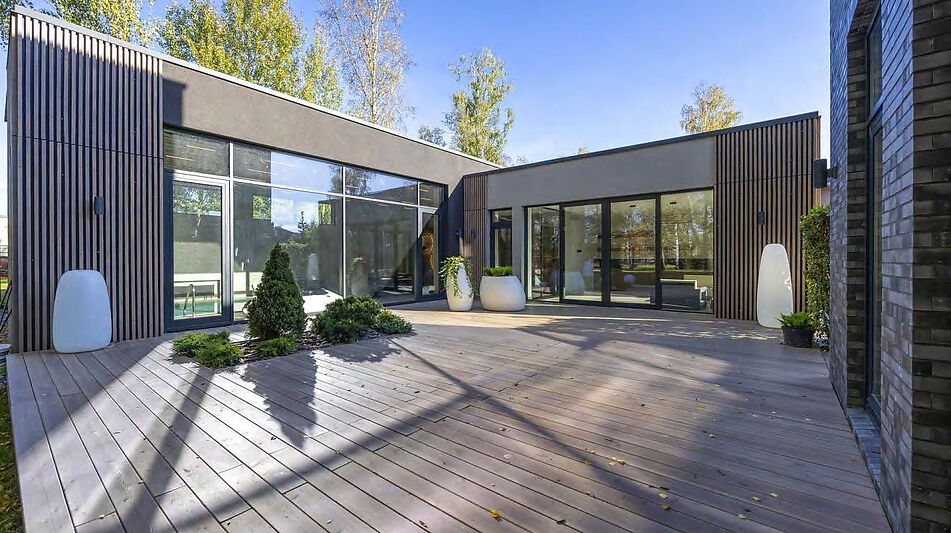 Дом с бассейном в КП Монтевиль