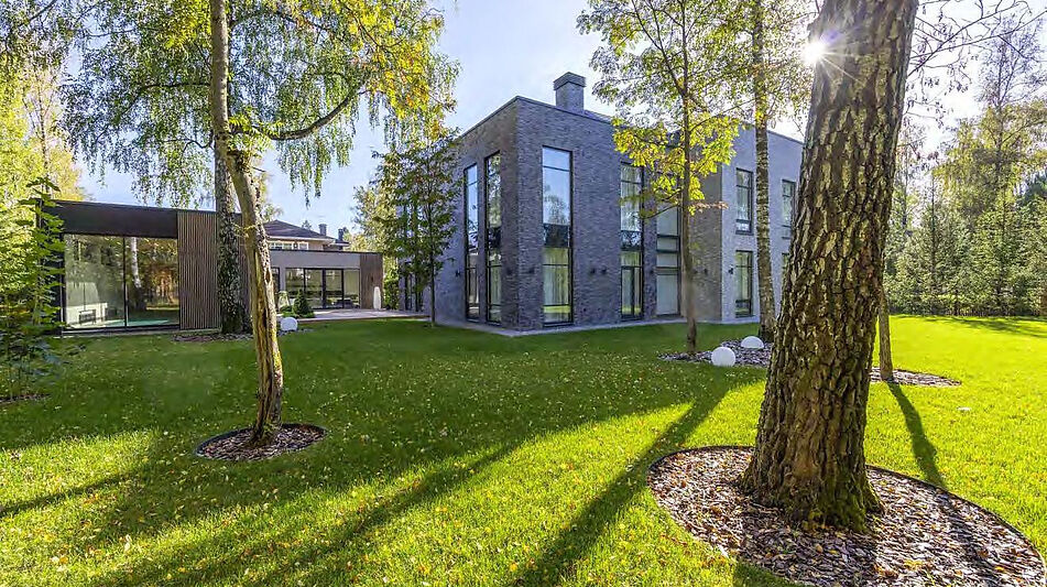 Дом с бассейном в КП Монтевиль