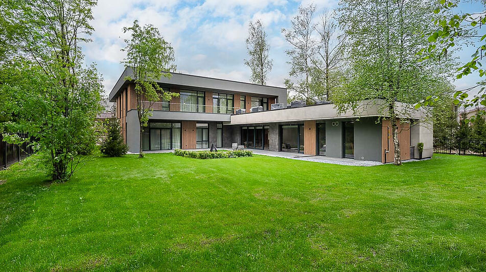 Дом с бассейном в КП Монтевиль