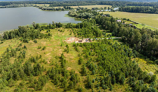Участок в первой линии от воды